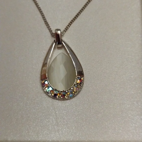 SOLD Beautiful Set of Iridescent Sparkly Silver Crystal Necklace & Earrings! - Picture 3 of 6
